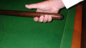 learn to play eight ball gripping the cue